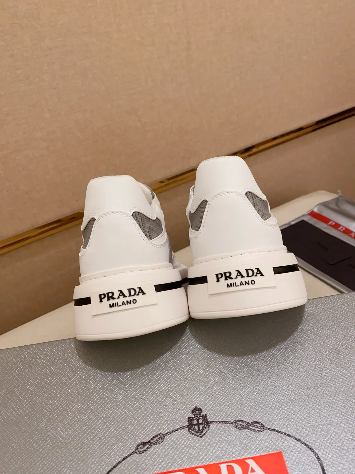 Men's shoes 💰 580💰 ✔️✔️✔️Higher version High-quality new PRADA (Prada) counters are launched simultaneously, new men's shoes, 😘fabrics are selected from breathable fly weave fabrics. Lining: Imported cowhide leather lining. 👍🏿High-end☄️Open-molded non-slip rubber outsole, exquisite lines, simple and elegant, comfortable and high-end for leisure travel. Number of yards: 38 to 44.